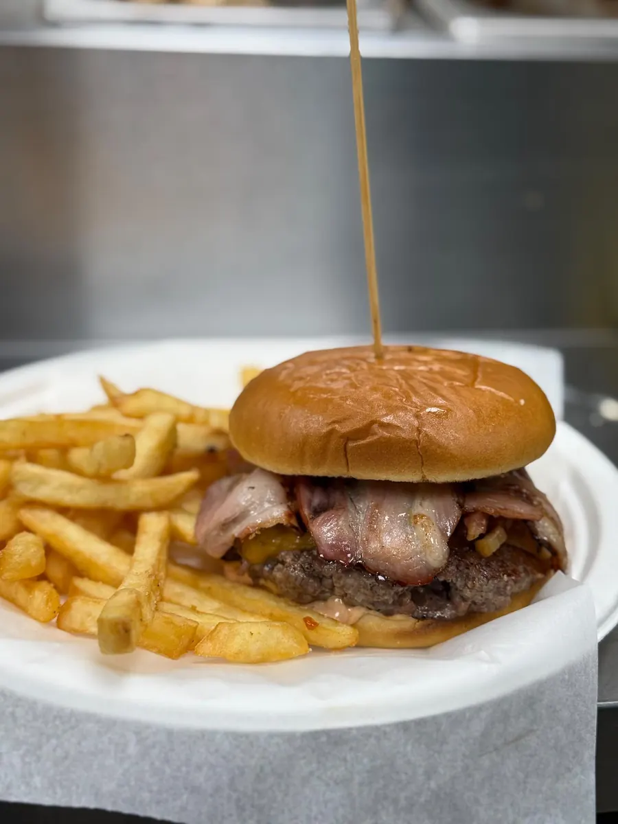 Burger con bacon y patatas fritas
