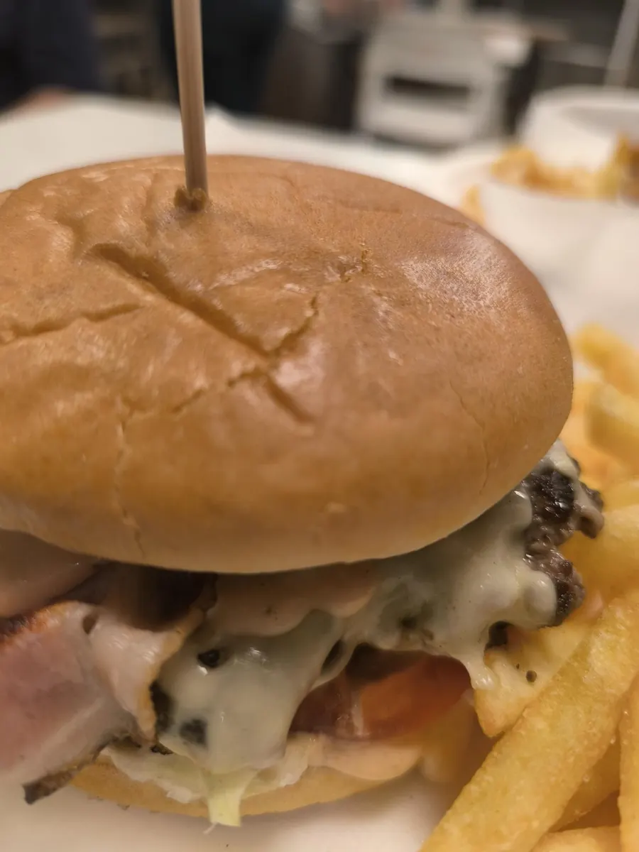 Burger con queso fundido y patatas