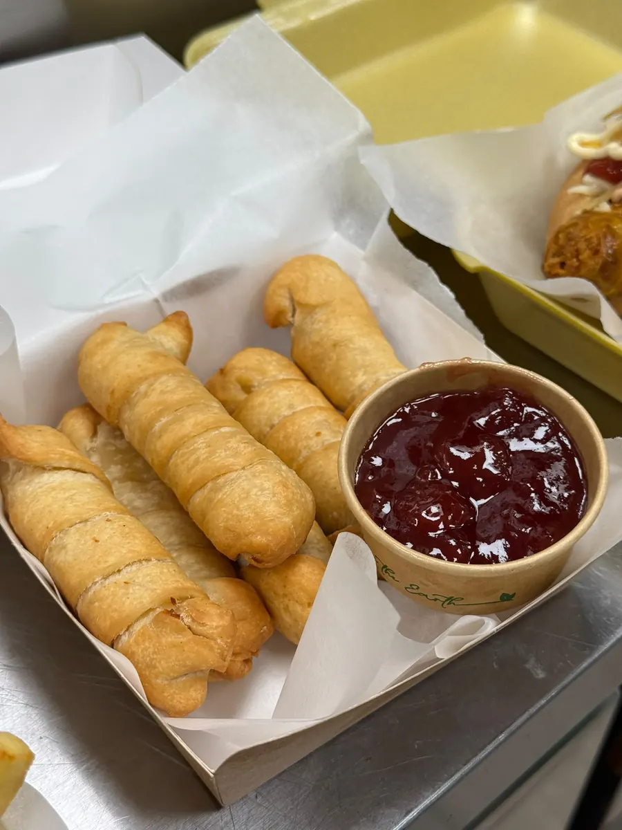 Tequeños recién fritos con mermelada