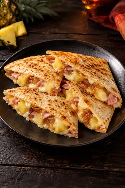 Cartel de Quesadilla Tropical con sus ingredientes